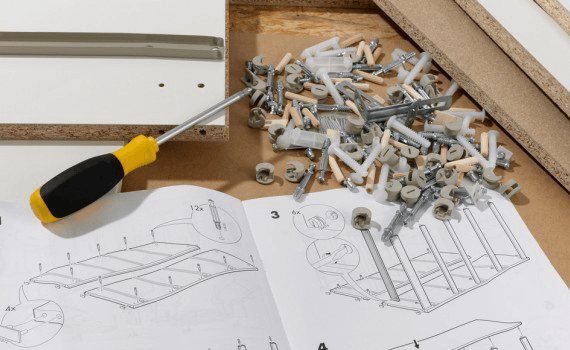 Möbelmontage – Montageplan und Schrauben
